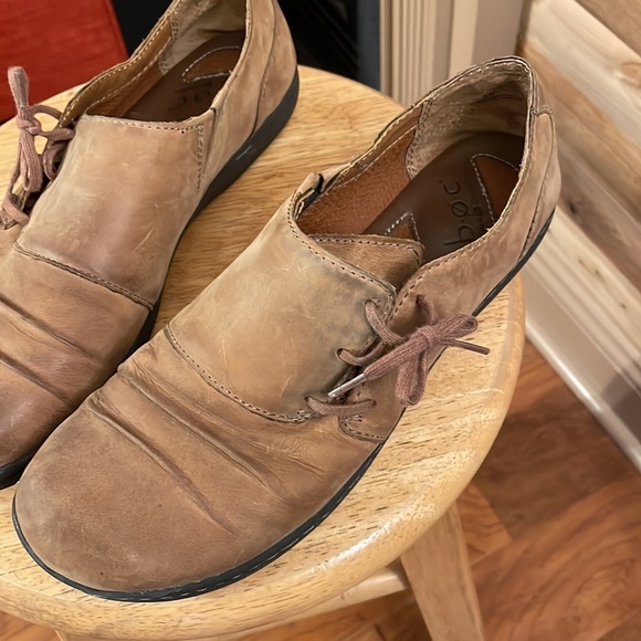 Size 8 natural leather b.o.c. shoes - Picture 2 of 14